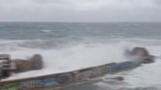 Морето край Ахтопол полудя, вълни като цунами заляха брега ВИДЕО