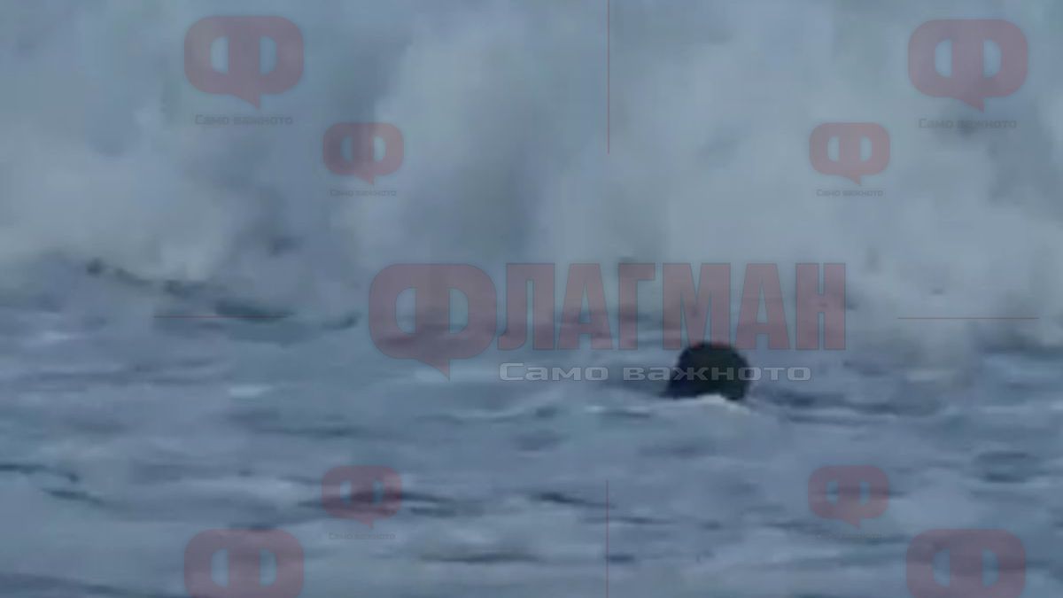 Бурното море довлече нещо зловещо край брега на Дюни ВИДЕО 