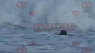 Бурното море довлече нещо зловещо край брега на Дюни ВИДЕО 