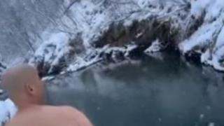 Полуголи ентусиасти ошашавиха с изпълнението си на -4° в Стара планина ВИДЕО 