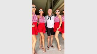 63-г. Ник Събев взриви мрежата с тази СНИМКА, на която е награбил четири красавици в Тайланд