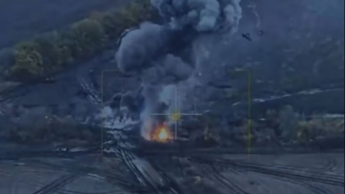 ВИДЕО от войната: Кулата на БМП-3 изхвърча на височина 40 метра след детонация на боеприпаси