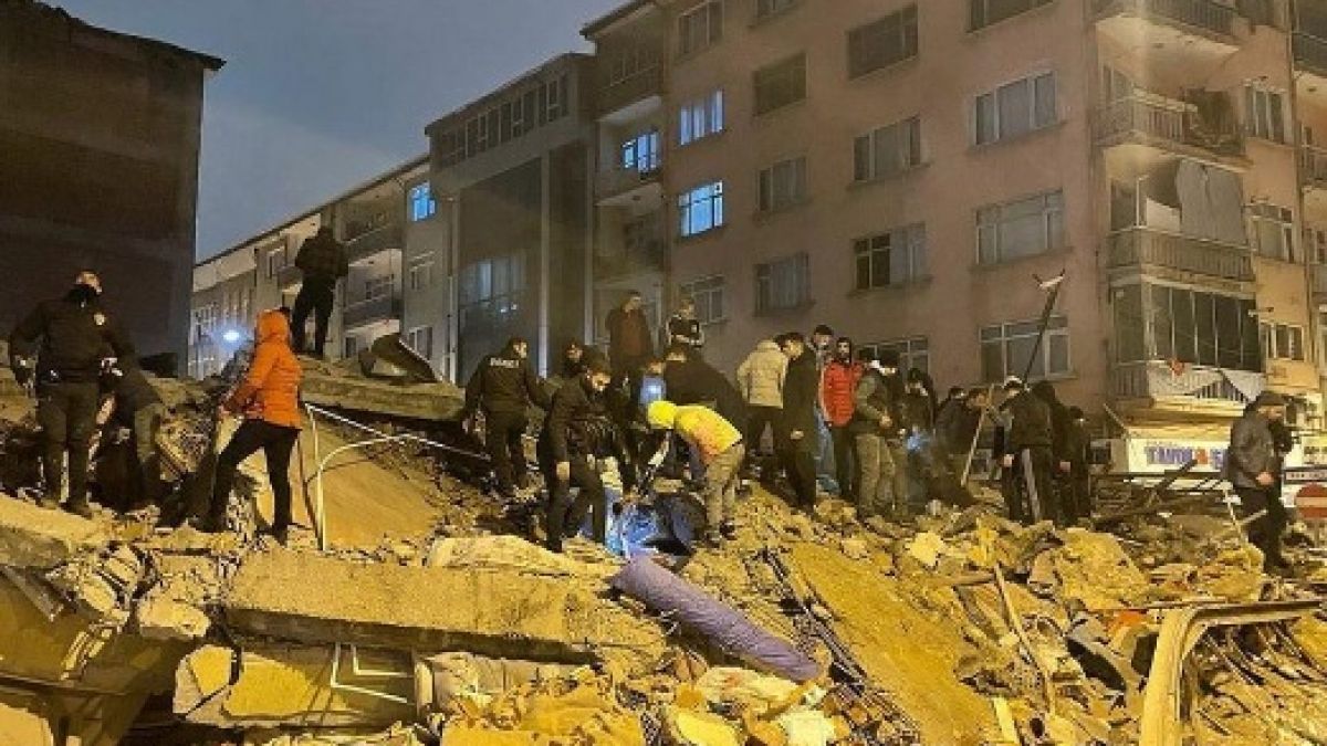 Потресаващи кадри след опустошителното земетресение в Турция, загиналите се увеличават ВИДЕО