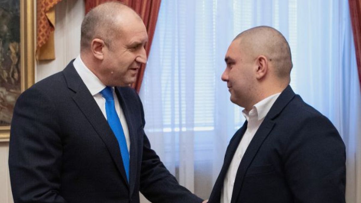 Радев се срещна с пребития в Охрид Христиан Пендиков, размаха пръст на РСМ 
