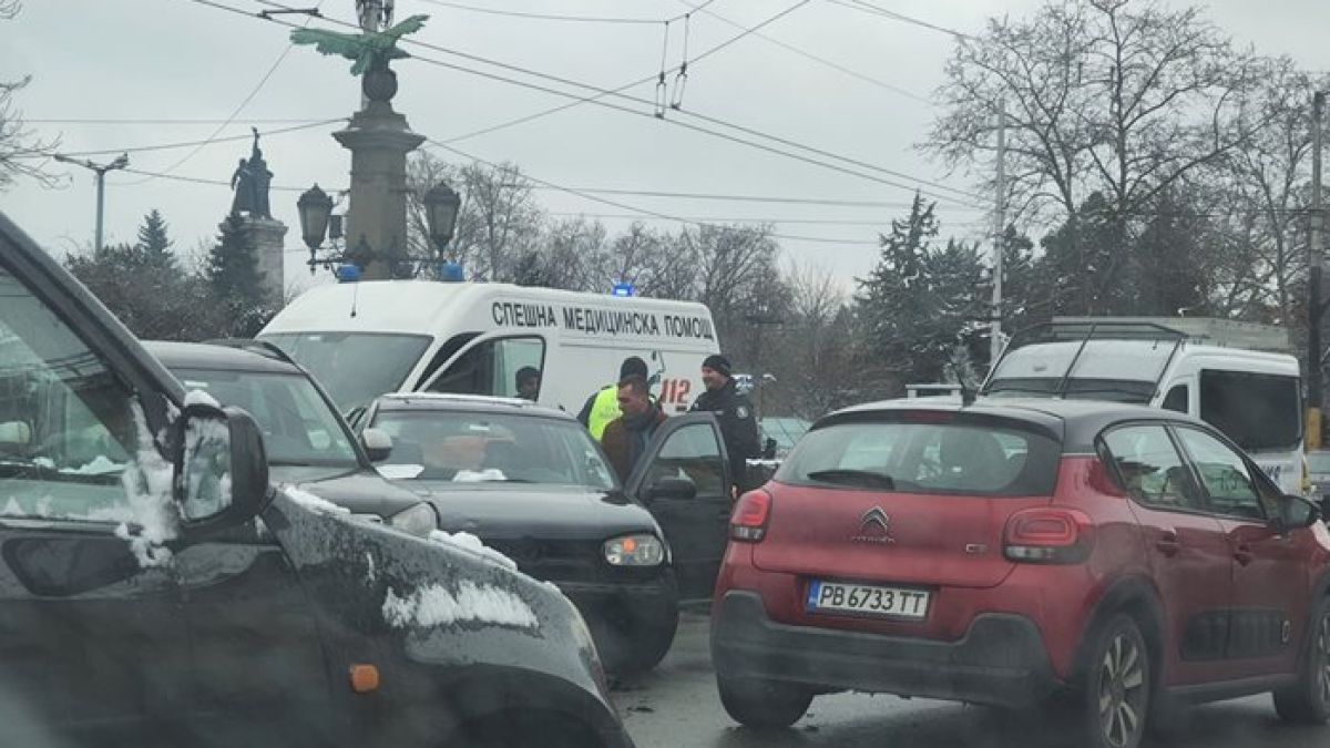Сигнал до БЛИЦ! Адско меле блокира "Орлов мост" 