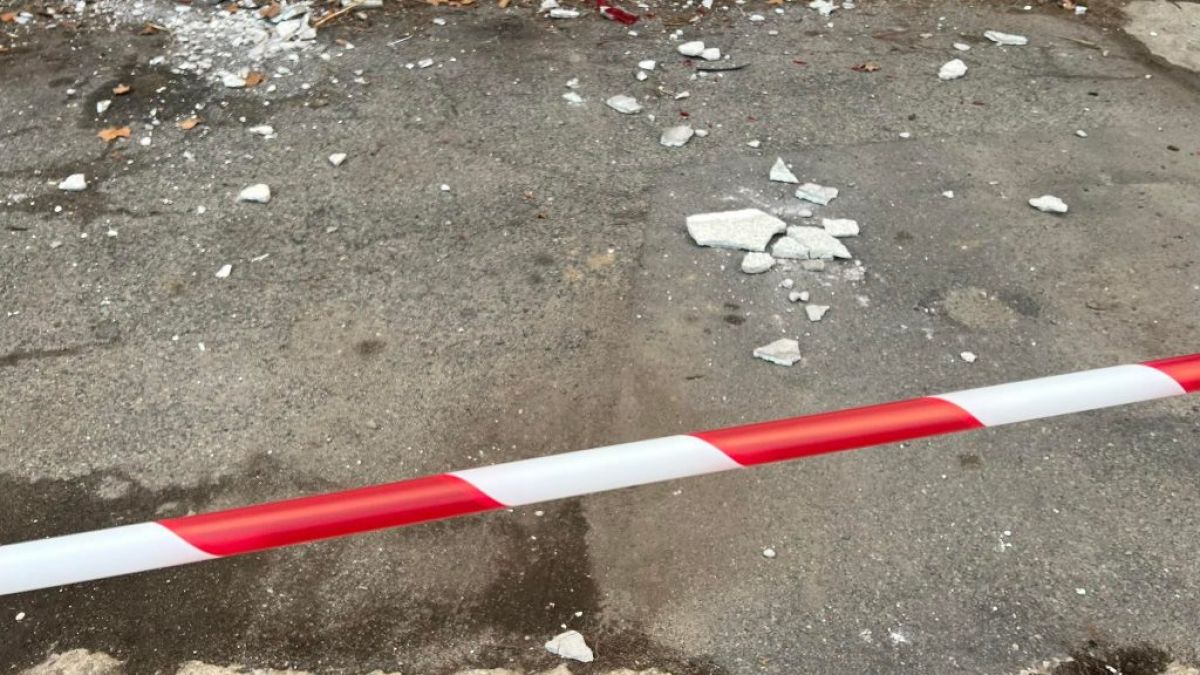 Отцепиха част от центъра на Казанлък СНИМКИ 