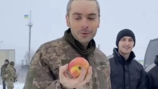 ВИДЕО от войната: Разкрита е историята на вирусната снимка на украински войник с ябълка
