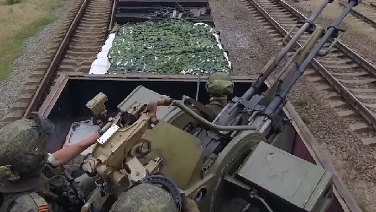 ВИДЕО от войната: Показаха как специалният брониран влак на руската армия действа на фронта