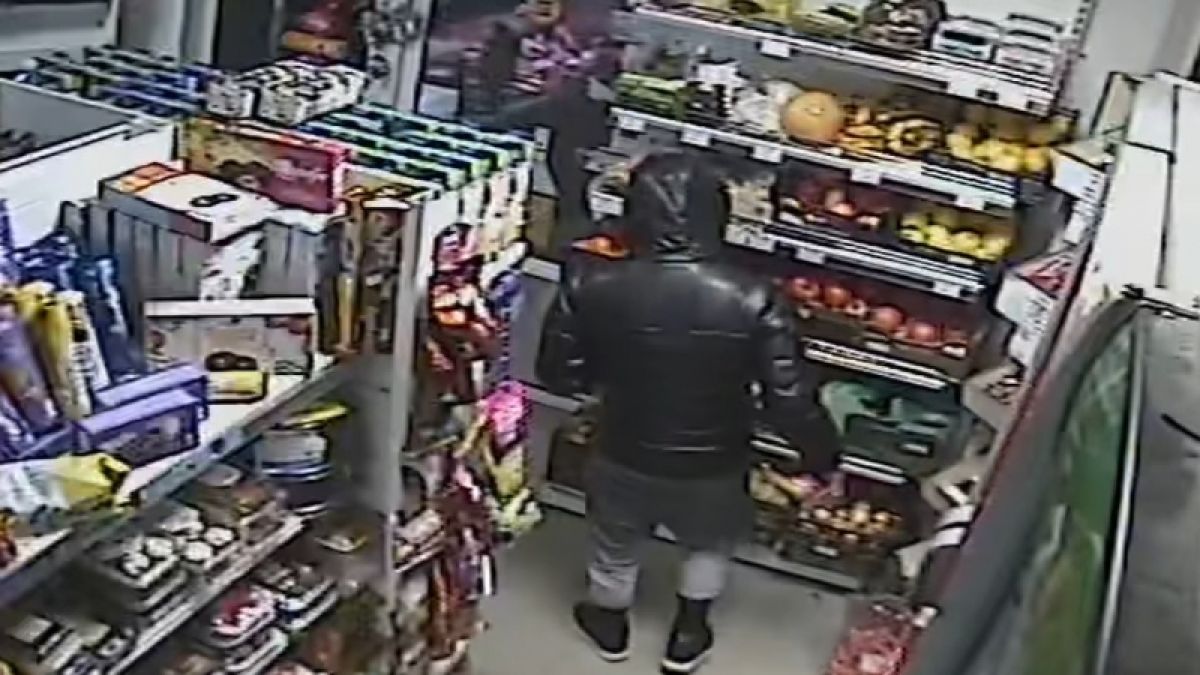 Гладен апаш се вмъкна два пъти в магазин и се измъкна без да плати ВИДЕО 