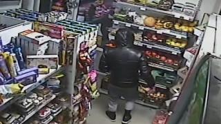 Гладен апаш се вмъкна два пъти в магазин и се измъкна без да плати ВИДЕО 
