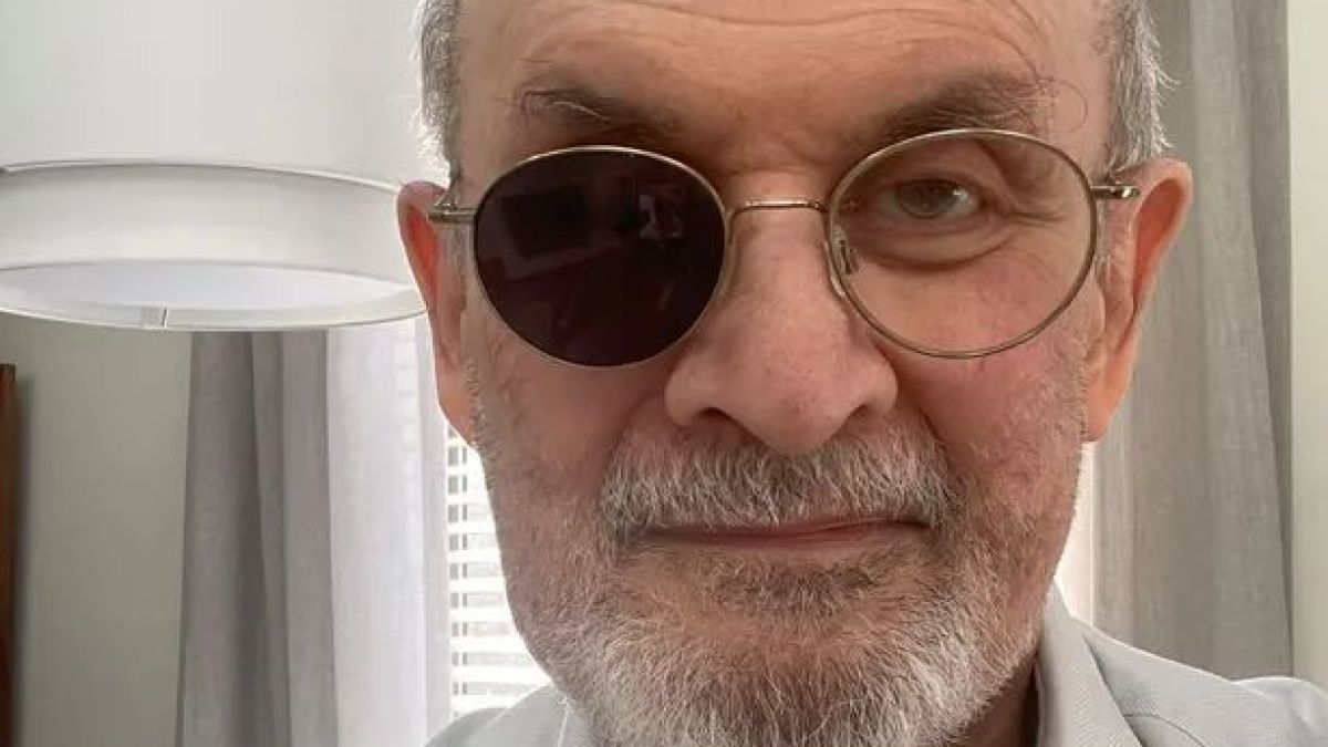 Осакатеният Салман Рушди с нов роман, шест месеца след жестокото клане