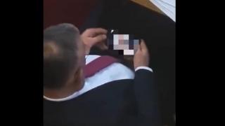Скандал: Сгащиха депутат да гледа порно по време на заседание ВИДЕО 18+