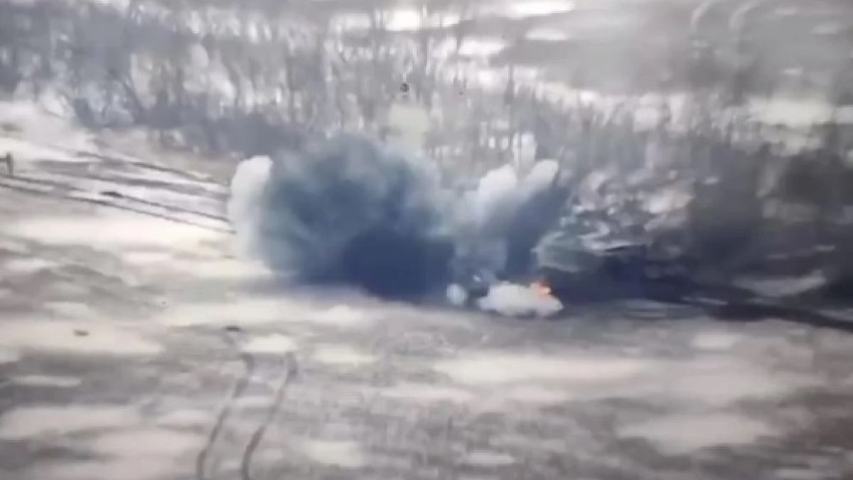 ВИДЕО от войната: Руски танкист се натъкна на войници от ВСУ и побягна в пламъци