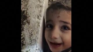 След 45 часа под руините малчуган се спаси от ужаса и разплака всички ВИДЕО