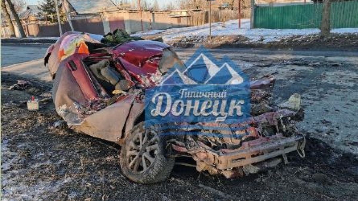 Руски танк направи на пихтия кола в Донецк ВИДЕО 