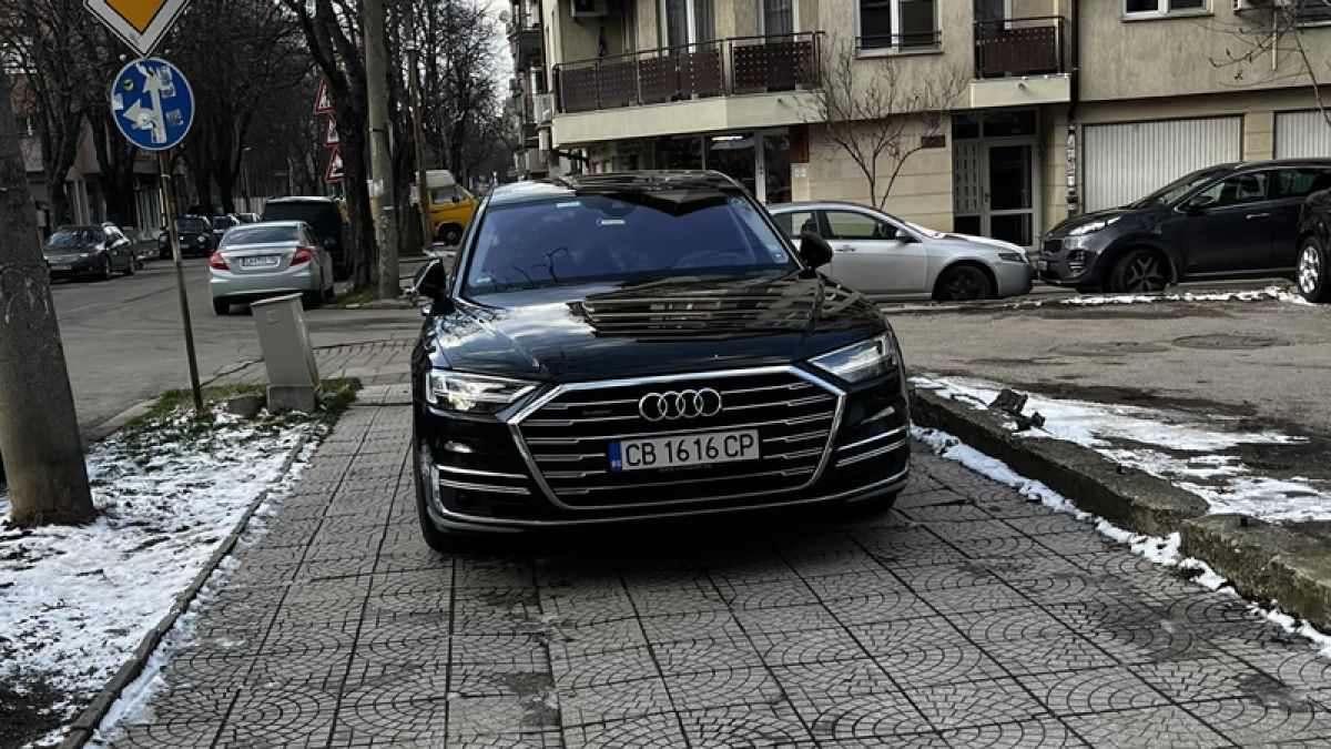Цяла София проклина този наглец с лъскаво "Ауди" с полицейски стикер СНИМКА