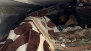 Покъртително ВИДЕО как вадят мъж от кухина след труса, жена му и децата му обаче са мъртви до него