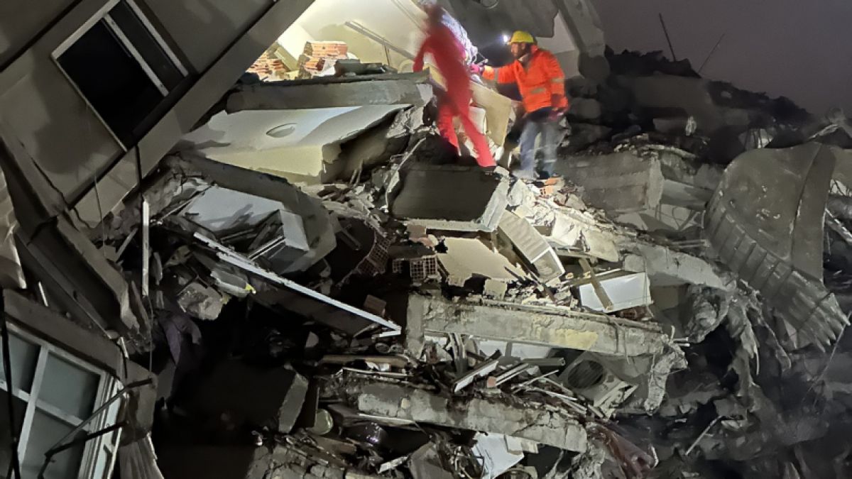 Лъч светлина от български спасители в Турция, точно в 7:04 часа обявиха, че... СНИМКИ