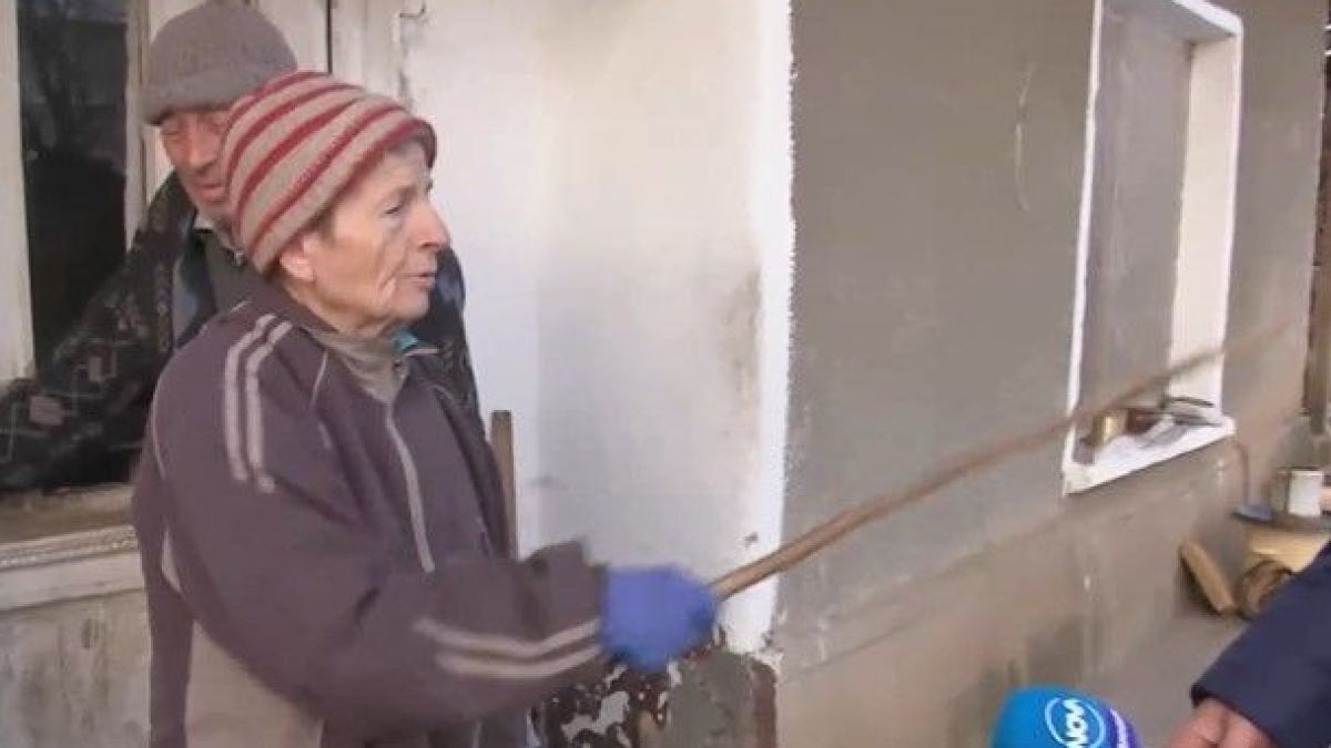 Ето я смелата бабка от Плевен, която изгони крадци, налагайки ги с пръчка ВИДЕО