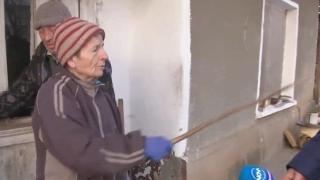 Ето я смелата бабка от Плевен, която изгони крадци, налагайки ги с пръчка ВИДЕО