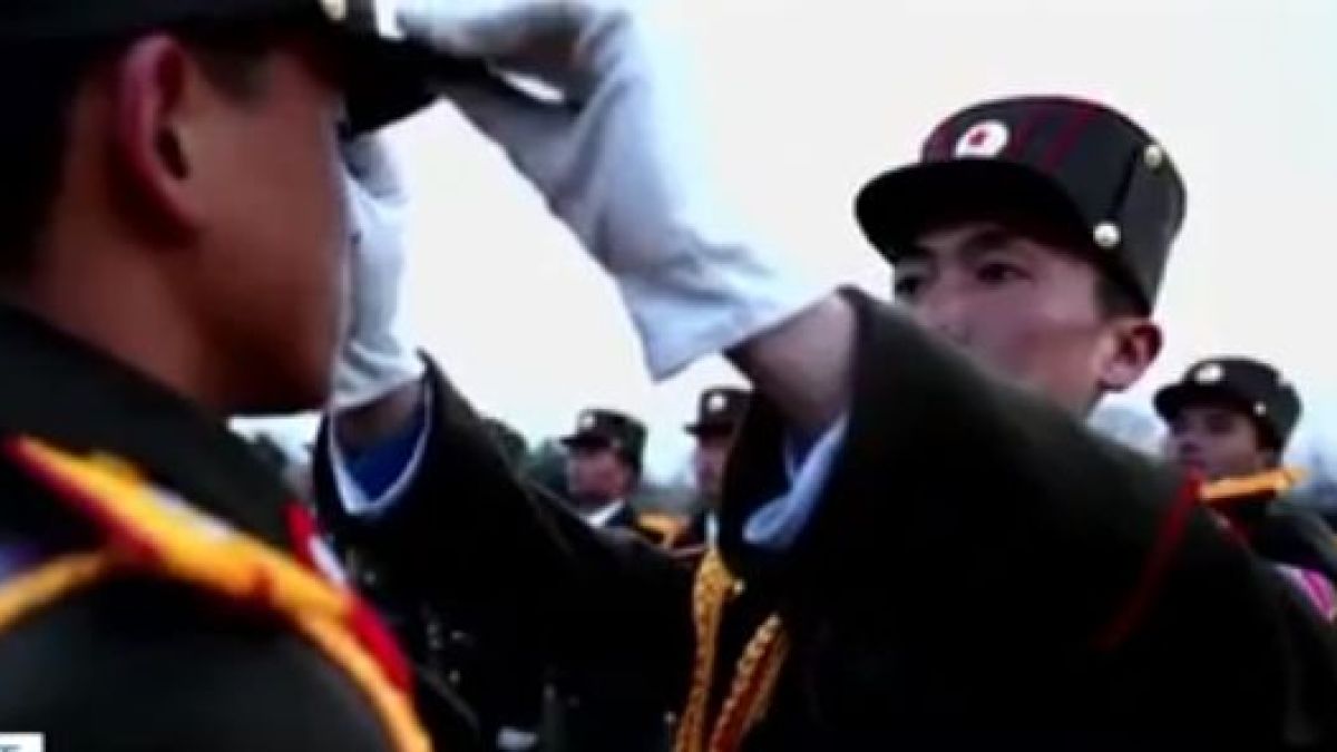 Това не се вижда всеки ден! Ето как войниците в Северна Корея тренират ВИДЕО