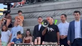 Слави осмя баща и син Петкови с "Песен за Киро" и парапета ВИДЕО