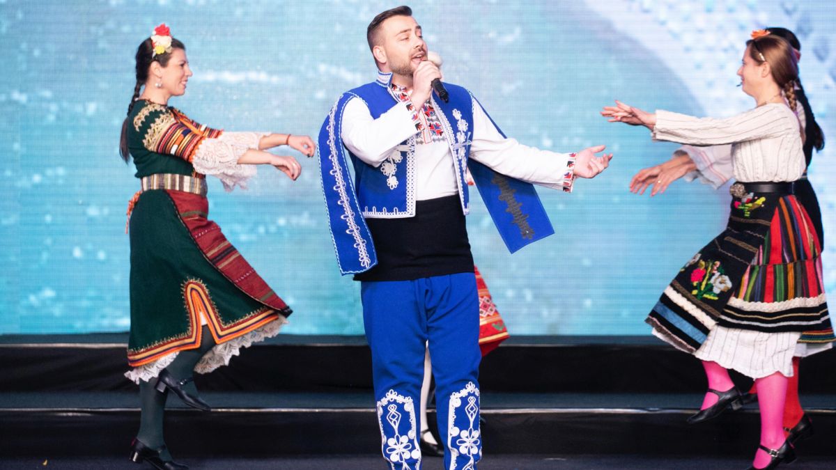 100 красиви жени наобиколиха Валентин Велчев, а той... ВИДЕО