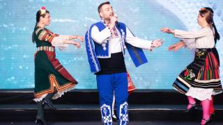 100 красиви жени наобиколиха Валентин Велчев, а той... ВИДЕО