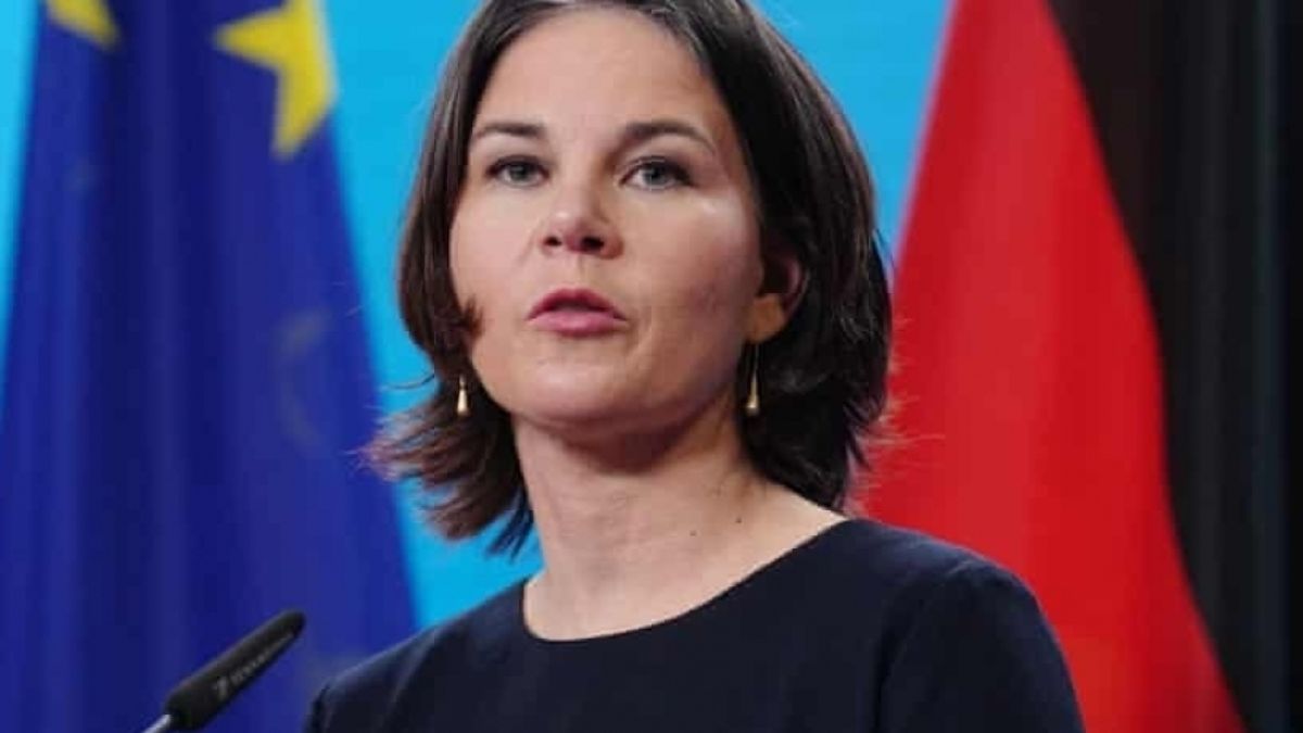 Аналена Бербок призова за "предпазливост" за оръжията за Украйна и се разкая за...