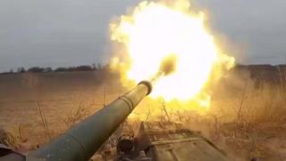 ВИДЕО от войната: Танк Т-90М "Прорив" атакува позиции на ВСУ край Сватово