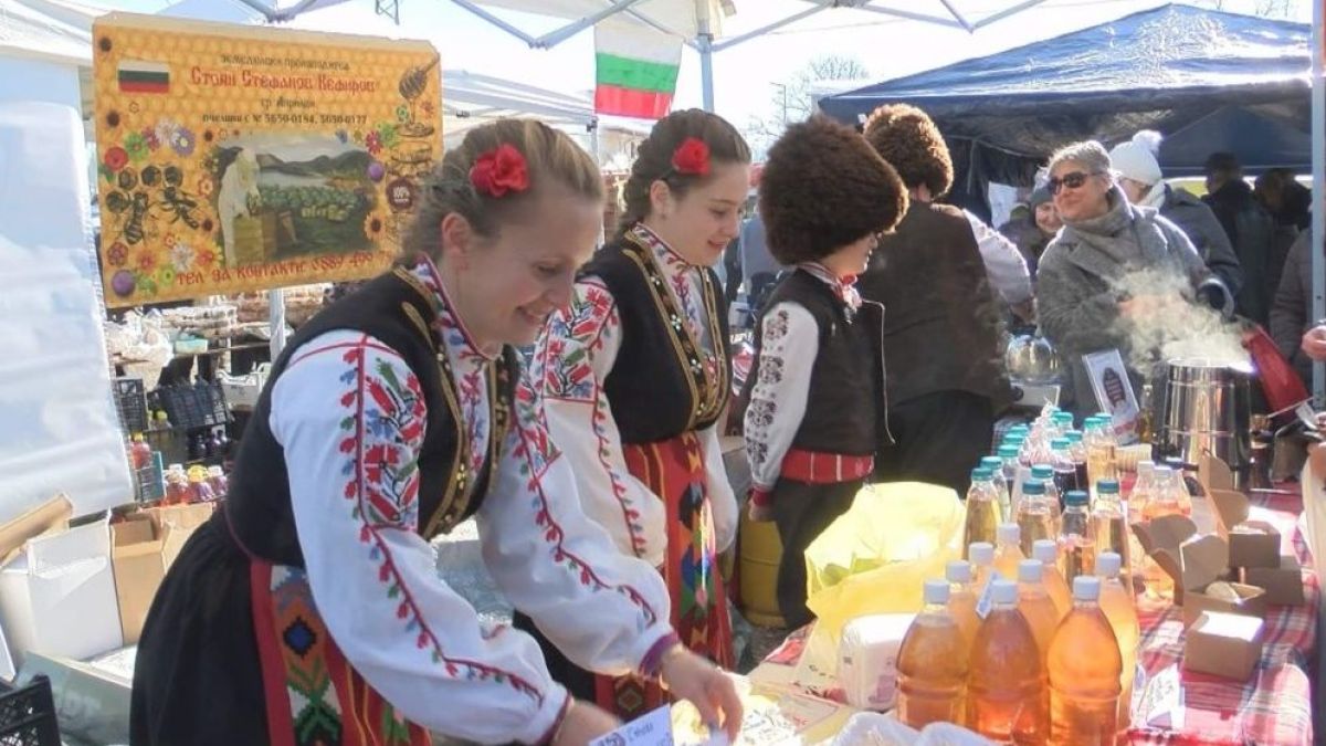 Празникът на сланината и греяната ракия се завърна триумфално в Априлци 