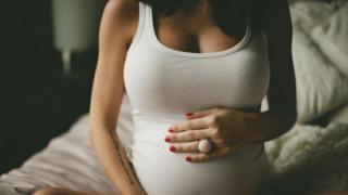 Бременна тръгна за болницата с контракции, по пътя стана нещо шокиращо и...