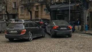 Провинциалист с тузарски Мерцедес направи голяма свинщина на пъпа на София ВИДЕО