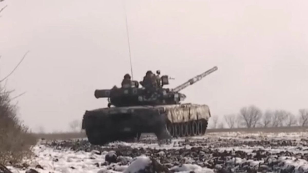 ВИДЕО от войната: Войници "украинизираха" руски танкове край Соледар и удрят с тях