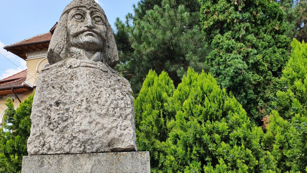 Градът с българско име, в който започва царуването на Дракула и е екзекутиран Чаушеску
