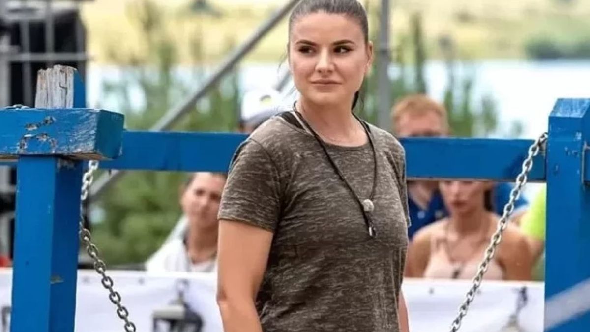 Страховито меле със звезда от "Фермата", колата ѝ се въртя като пумпал СНИМКИ