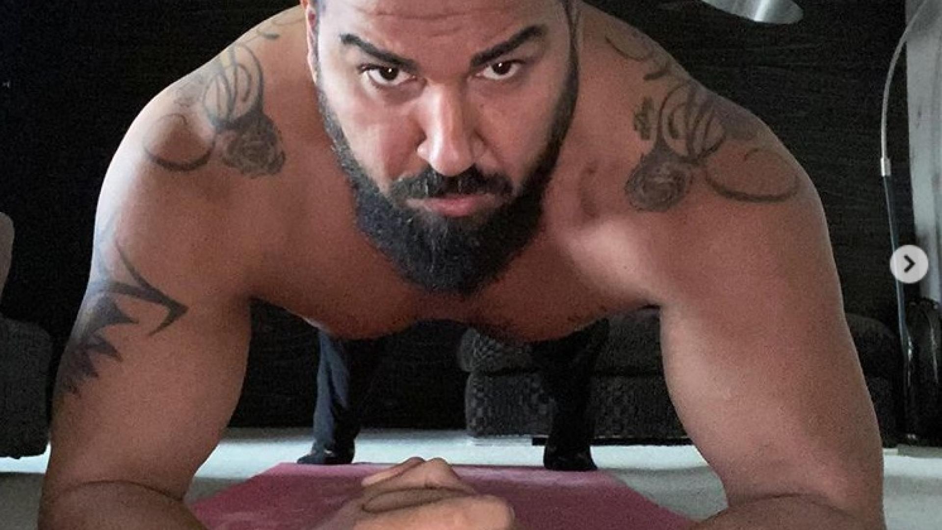 Чисто голият Азис се пусна с млад колега от леглото и взриви мрежата СНИМКА