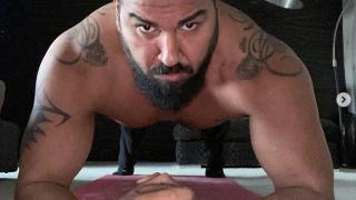 Чисто голият Азис се пусна с млад колега от леглото и взриви мрежата СНИМКА