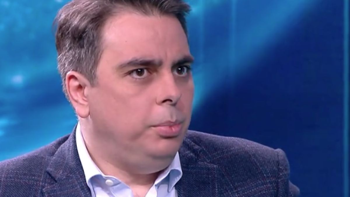 ГЕРБ нахокаха Асен Василев за дупките по чорапогащника
