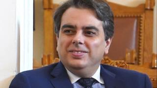 Училищен директор попиля Асен Василев: В ролята на келнер показа отношението си към учителите, погледна към дупките, но... 