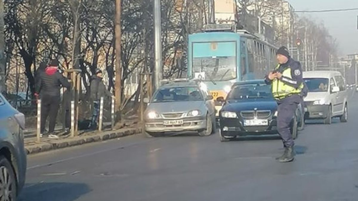 Зверско верижно меле с 3 коли и трамвай в София, ето какво се случва