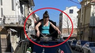 Не е за вярване какво откриха ченгетата в чантата на жената, изпаднала в транс на пъпа на Враца