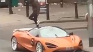 Зрелищни ВИДЕА: Вандал скочи върху суперкола, започна здраво да я тъпче