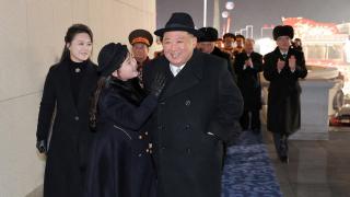 Ким Чен Ун изненадващо заведе дъщеря си на... СНИМКИ