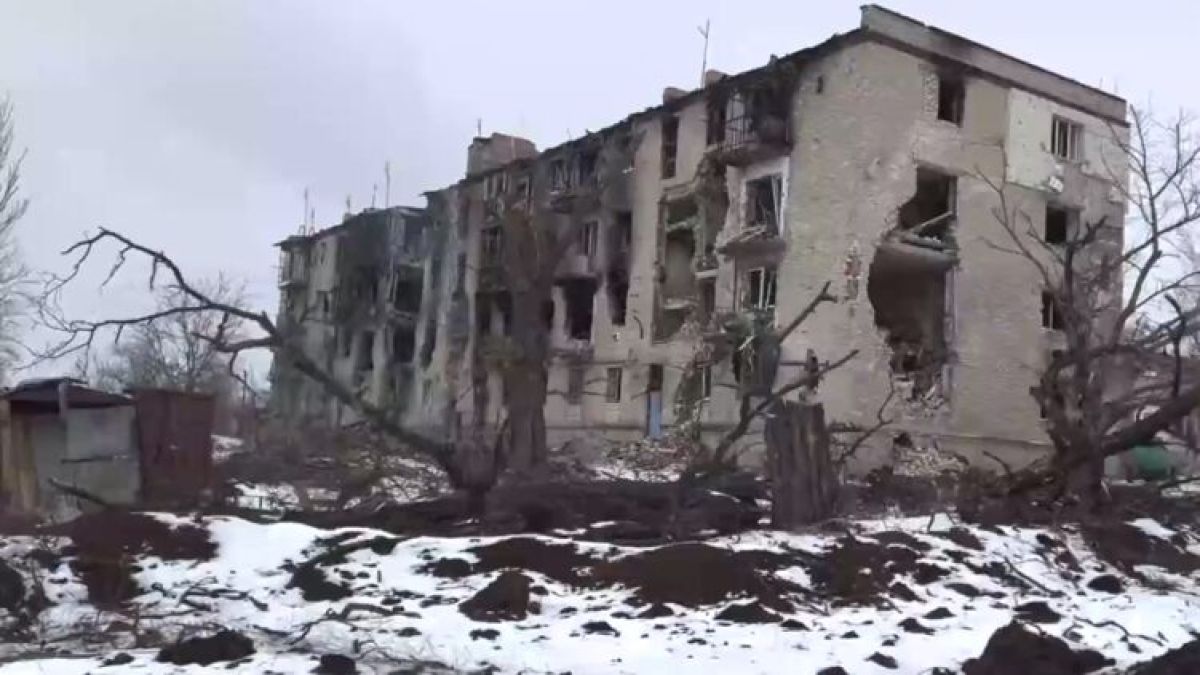 ВИДЕО от войната: Лунния пейзаж в Соледар след бомбардировките