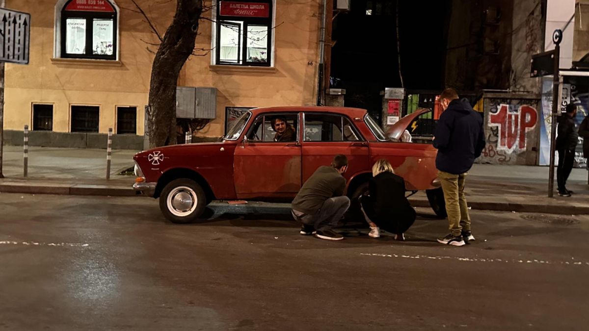 "Върти тоя крик, мацко": Скандална СНИМКА подпали мрежата