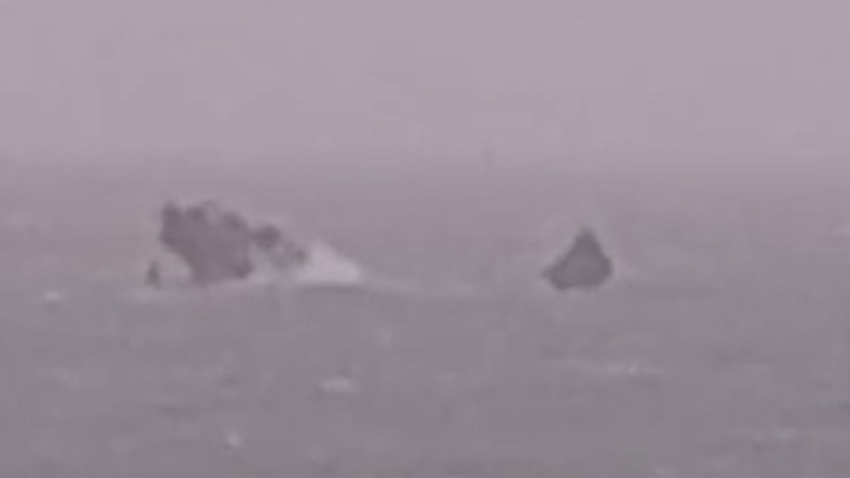 Руски кораб се счупи на две в Черно море и потъна за секунди ВИДЕО