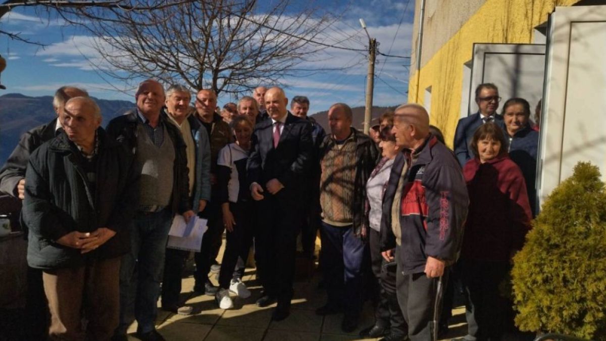 Гешев се появи изненадващо в Осиково, обеща на хората да...