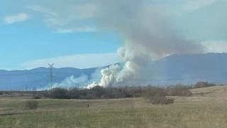 Голям пожар край Хисаря, хората излязоха от домовете си да го гасят СНИМКИ