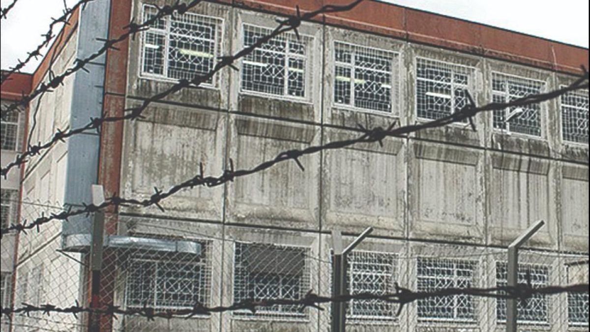 Самоубилият се млад надзирател оставя невръстно сираче, а болните му родители…
